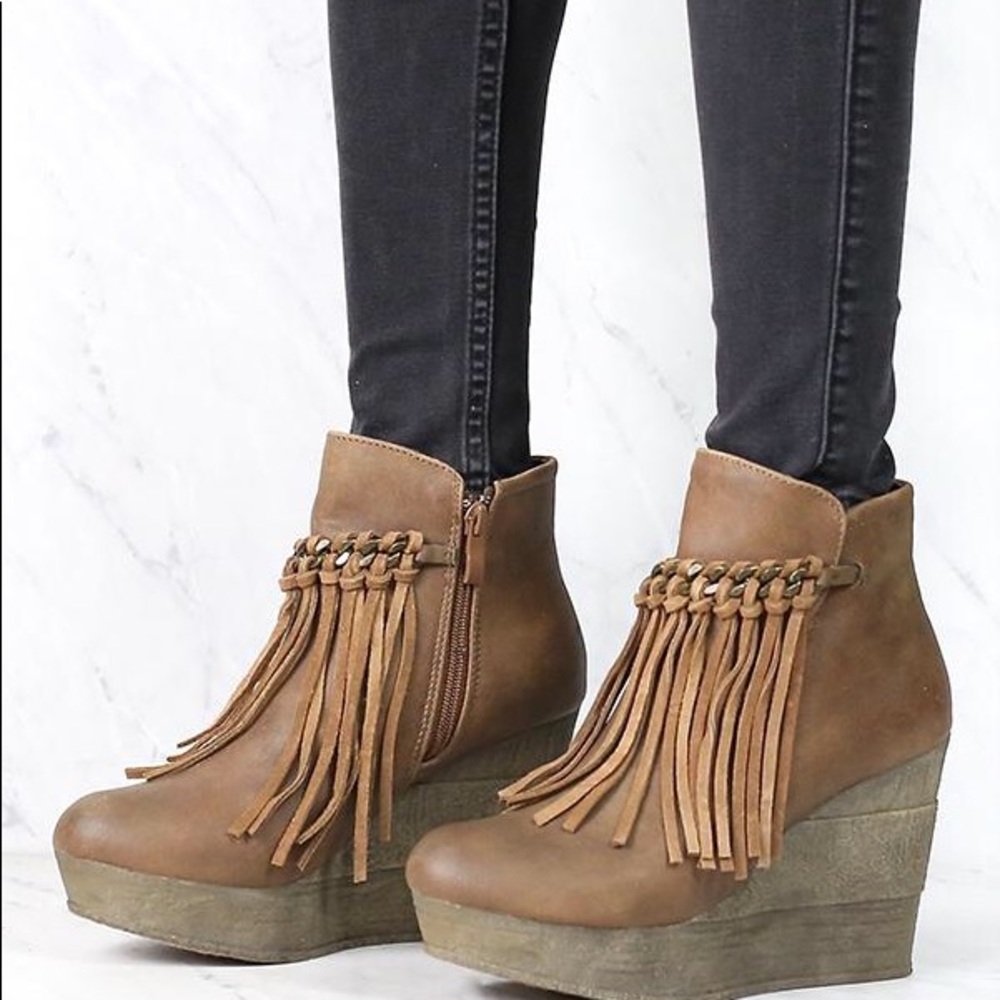 ✨ Sbicca Taupe Fringe Wedges ✨